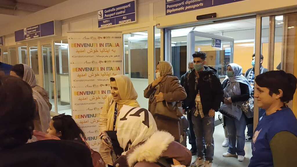 No olvidemos Afganistán: un vuelo de Islamabad aterrizado en Italia de madrugada con 20 refugiados afganos, gracias a los corredores humanitarios. A las 12.30 h tradicional comida afgana de bienvenida en el comedor de Via Dandolo de Roma